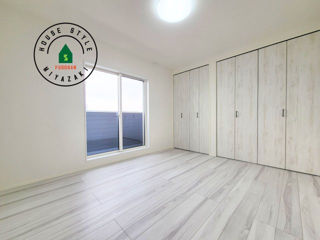 パティオニュータウン月見ヶ丘（13号棟）の寝室|主寝室には収納力に優れたクローゼットがありますので、お部屋もすっきり片付きます。