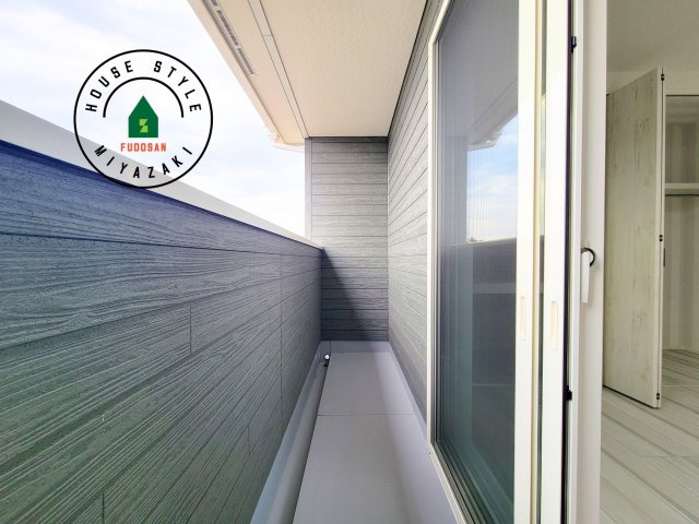 パティオニュータウン月見ヶ丘（13号棟）のバルコニー|風をしっかりと感じられるバルコニーでは、毎日が洗濯日和です。広々としているので洗濯も楽しくなるでしょうし、気分転換にバルコニーからの眺めを楽しむのもいいでしょう。