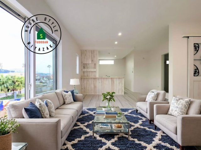 パティオニュータウン月見ヶ丘（13号棟）の居間・リビング|明るく開放的なリビングダイニングは豊かな陽光が注ぎ込み、やすらぎの空間を演出してくれます。ご家族で楽しいひとときをお過ごし下さい。※家具はCGを合成したものです。