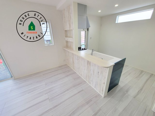 パティオニュータウン月見ヶ丘（13号棟）のダイニング|キッチンから立ち込める香りが今日の料理を期待させます。