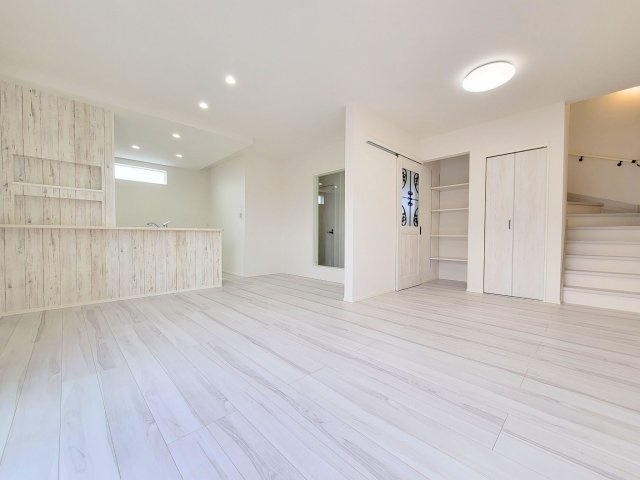 パティオニュータウン月見ヶ丘（13号棟）の居間・リビング|キッチンからリビングをしっかり確認できます。家族の笑顔があふれる空間になりそうですね。