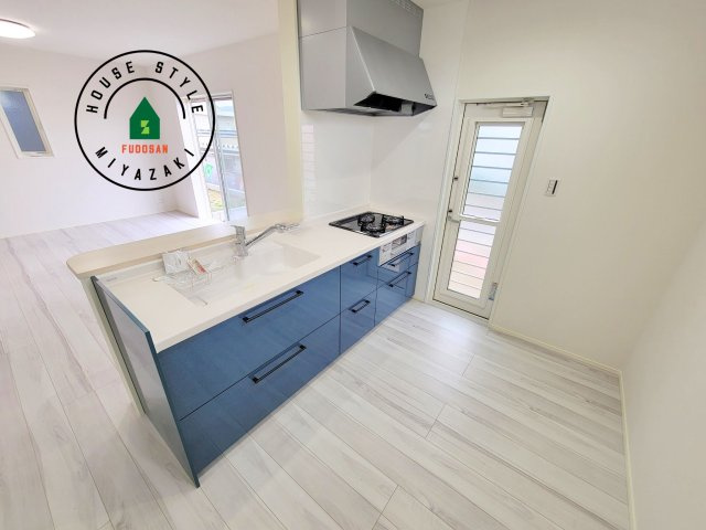 パティオニュータウン月見ヶ丘（13号棟）のキッチン|ご家族を近くに感じられる対面キッチンのLDK。会話もはずみそうですね。