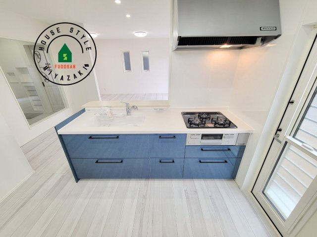 パティオニュータウン月見ヶ丘（13号棟）のキッチン|ダイニングテーブルへの配膳がラクラク、お料理はかどるカウンター付きシステムキッチン！