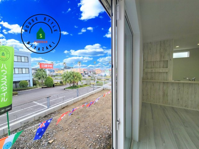 パティオニュータウン月見ヶ丘（13号棟）の内装|リビングからお庭を一望できます。