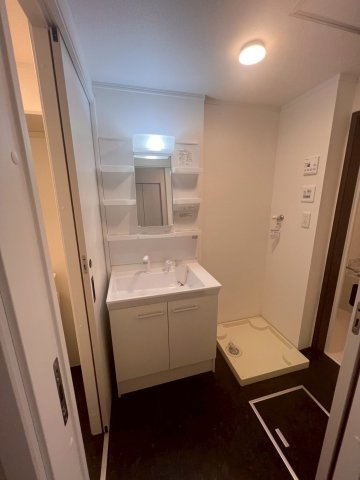 プロムナード水沢駅前の洗面所|明るく使い勝手の良い洗面所