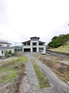 【外観】 | 敷地広々223坪　写真手前側も対象敷地です。