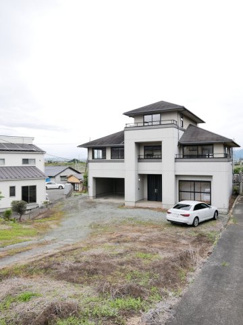 【外観】 | シンメトリーな外観　広い敷地に堂々たる外観！存在感ある3階建