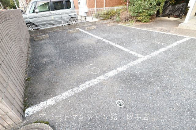 レオパレスクレールアビコの駐車場