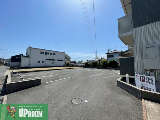 シャトル緑ヶ丘の駐車場