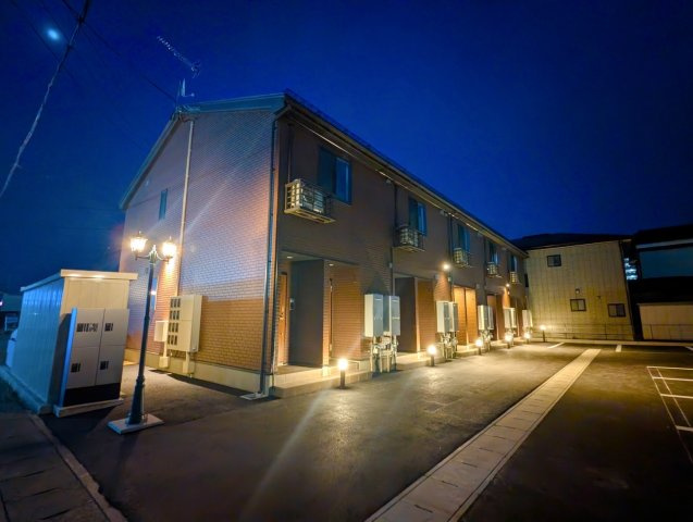 プロムナード水沢駅前の外観|夜はランプ風の常夜灯が敷地内をやさしく照らし、
帰りが遅くなっても「ちゃんと安心できる」新築レジデンス。