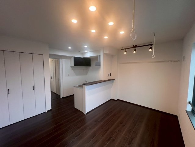 プロムナード水沢駅前の居間・リビング|10.4帖の開放感。
家具を置いても、なお余裕が残る贅沢な広さ。