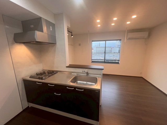 プロムナード水沢駅前のキッチン|2口コンロ付きカウンターキッチン。
自炊も来客も、きちんと絵になる空間。