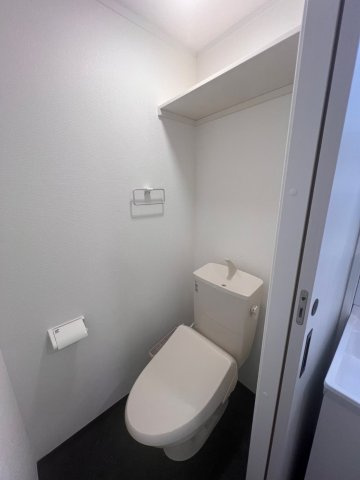 プロムナード水沢駅前のトイレ|温水洗浄便座付きの清潔感ある空間。
毎日使う場所こそ、抜かりなく。