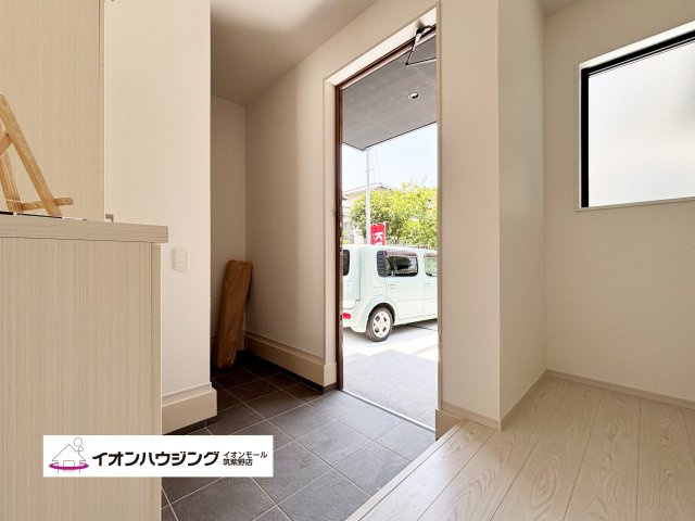 「お帰りなさい」が日常へ 家に帰るとまず目につくのがマイホーム・玄関です。 玄関を開けると家族の笑顔が・・・お帰りなさいが日常に。