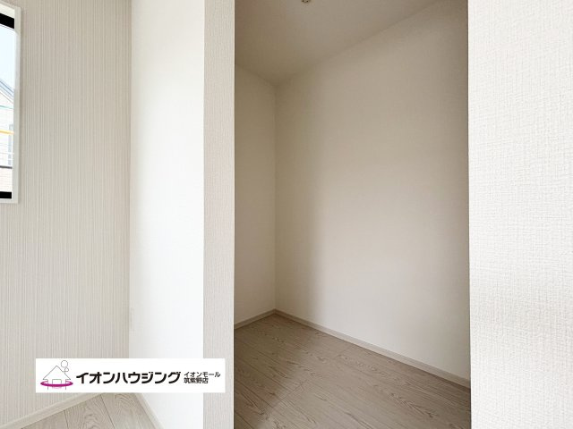 奥行の広いウォークインクローゼットにはお洋服だけではなくスーツケース等の幅を取ってしまう物も収納できて便利ですね♪