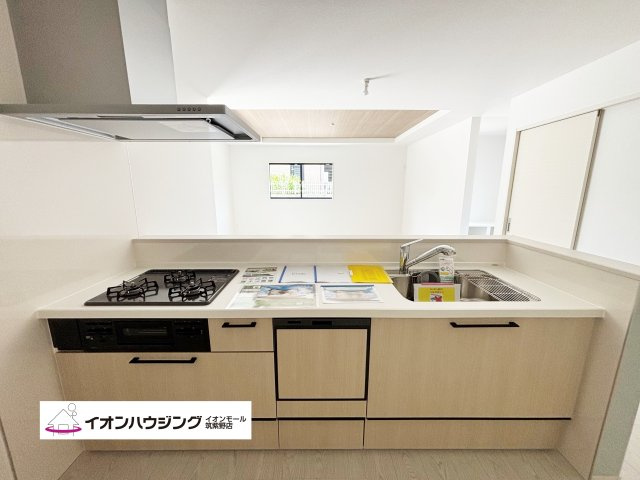 キッチン：同じ空間、同じ時間に家族で共有できるから、ダイニングキッチンが家族団らんの場所になります。居心地良く、お料理しながら家族との会話も弾みそうです♪