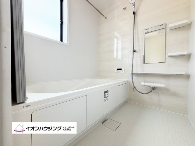 お風呂：一日の疲れをゆっくり癒せるのびのび浴槽。心身ともにリラックスできます♪ ゆったりとした浴室でリラックスタイムをお楽しみください！