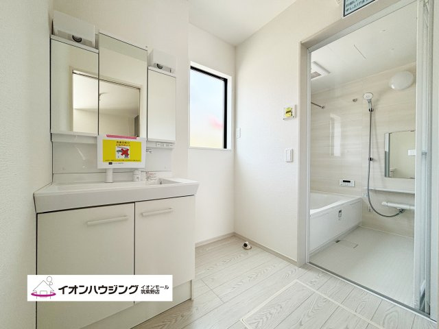 洗面台はシャワーヘッド・三面鏡付きの機能性の高いものを採用！ お手入れも簡単な優れものです。