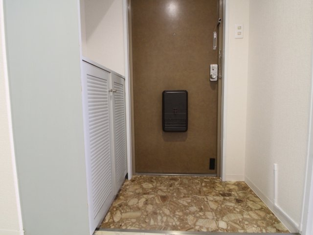 オズレジデンス玉出の玄関|収納もある玄関です