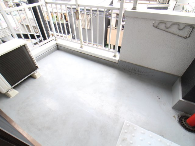 オズレジデンス玉出のバルコニー|外からの目が気にならないバルコニーで洗濯物が干せます