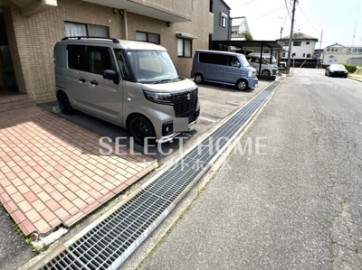 【駐車場】 | 上里ハイメゾン | 車をお持ちの方に嬉しい駐車場付きの物件です