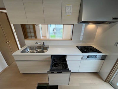 【キッチン】 | 桂木１丁目　中古戸建 | 食洗機付きで家事の時短につながります。