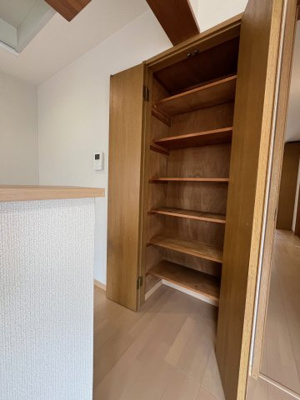 【収納】 | 桂木１丁目　中古戸建 | 食器棚としても食品庫としてもお使い頂けます。