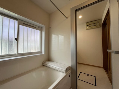 【浴室】 | 桂木１丁目　中古戸建 | 窓も大きいので換気もできますね。