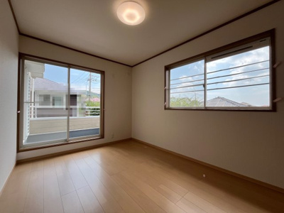 【洋室】 | 桂木１丁目　中古戸建 | 南側バルコニーで陽当り・通風良好です。