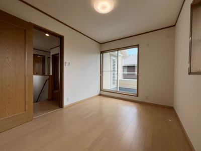 【洋室】 | 桂木１丁目　中古戸建 | 明るいフローリングでどんな家具とも合いますね。