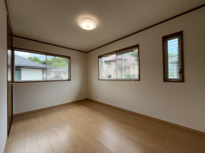 【洋室】 | 桂木１丁目　中古戸建 | どのお部屋も窓が複数あるので通風良好です。