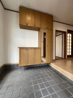 【玄関】 | 桂木１丁目　中古戸建 | 大きなシューズボックスにはご家族分の靴が収納できます。