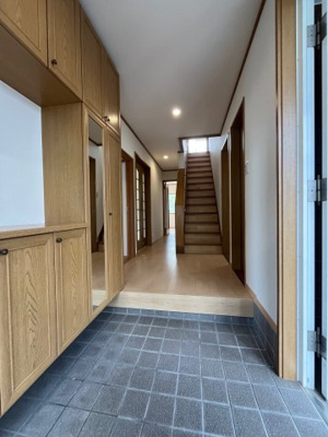 【玄関】 | 桂木１丁目　中古戸建 | 明るく開放感のある玄関ですね。