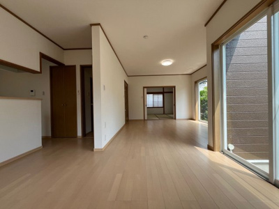 【居間・リビング】 | 桂木１丁目　中古戸建 | 南向きリビングで陽当り・通風良好です。