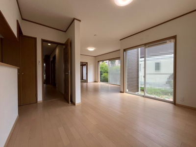【居間・リビング】 | 桂木１丁目　中古戸建 | LDK約21.75帖とゆったりしています。
