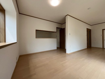 【居間・リビング】 | 桂木１丁目　中古戸建 | キッチンはお客様から見えないようになっています。