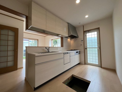 【キッチン】 | 桂木１丁目　中古戸建 | システムキッチン新調しております。勝手口があるのでゴミ捨てなど便利です。