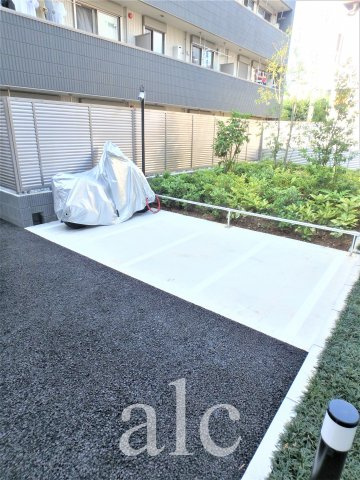杉並区下高井戸４丁目の賃貸マンションのその他共用部分|敷地内バイク置場も完備しています