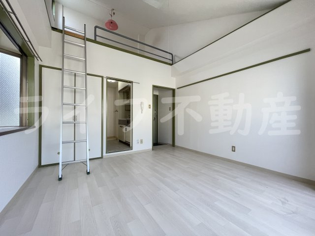 ラ・メゾン中小阪の洋室|使い勝手のいい洋室です