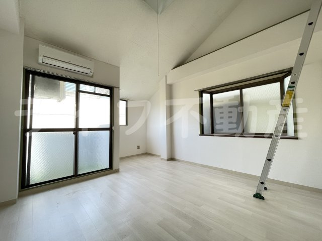 ラ・メゾン中小阪の居間・リビング|こちらの居間で趣味の時間をお楽しみください