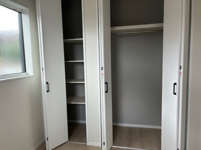 【収納】 | 緑町５丁目　新築戸建 | こちらは種類の違うクローゼットで用途に応じて使い分けができます。