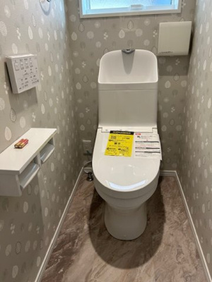 【トイレ】 | 緑町５丁目　新築戸建 | 2階　トイレ　クロスがかわいいですね。