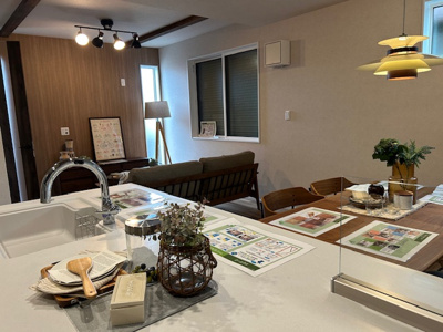 【居間・リビング】 | 緑町５丁目　新築戸建 | キッチンからリビングが見渡せるのでご家族とのコミュニケーションが取れます。