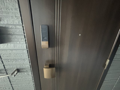 【エントランス】 | D-est | 清潔なエントランスです