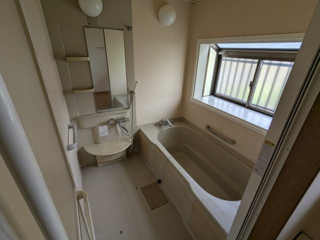 中古戸建　神戸町　平屋の浴室|落ち着いた空間のお風呂です