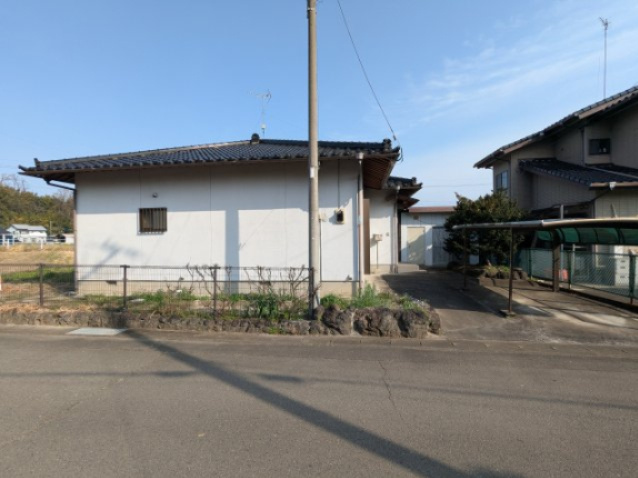 中古戸建　神戸町　平屋の前面道路含む現地写真|前面道路含む現地写真です。車庫入れも余裕をもってできそうです。
