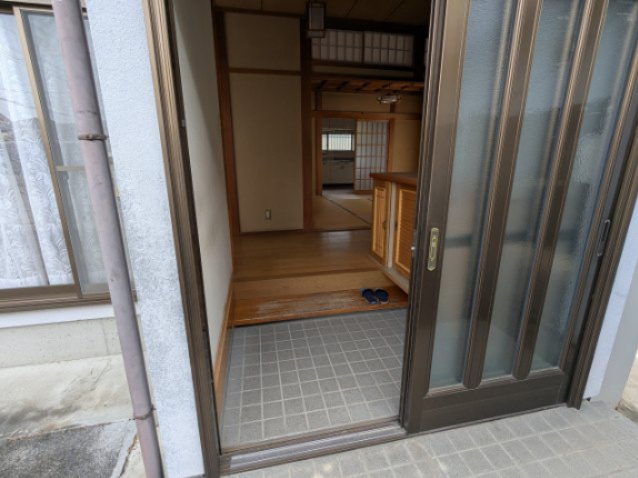 中古戸建　神戸町　平屋の玄関|少人数で暮らすのに、使いやすい明るい玄関。