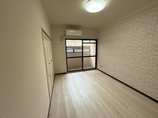 ジュネス野里の洋室