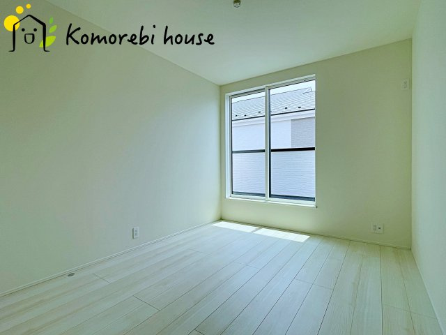 北本市西高尾　第1期　新築一戸建て　リナージュ　09の洋室|明るい光が差し込む洋室は、寝室・子ども部屋・ワークスペースなど多用途に使える自由度の高い空間。家具の配置もしやすく、暮らしに合わせて柔軟に活用できます。