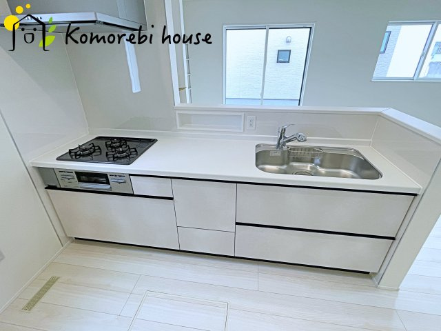 北本市西高尾　第1期　新築一戸建て　リナージュ　09のキッチン|収納豊富なキッチンで、食器や調理器具もすっきり整理。毎日の料理が楽しくなる空間です。